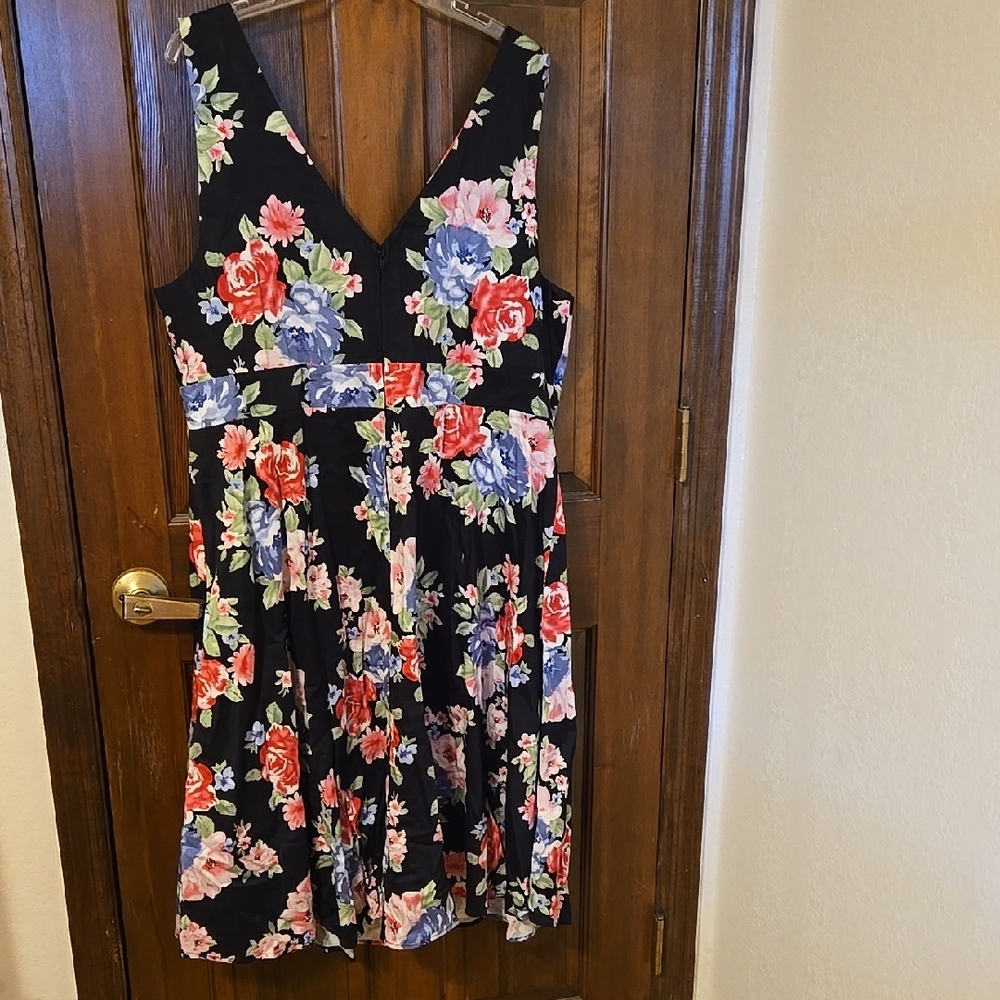 Torrid Pink Floral Midi Dress with V-neck Sleeveless Design - Picture 3 of 3